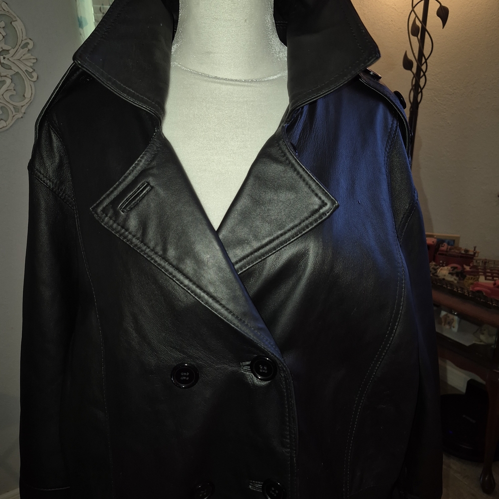 Classic Black 100% Leather Trench Coat with Sleek Silhouette - Picture 11 of 11